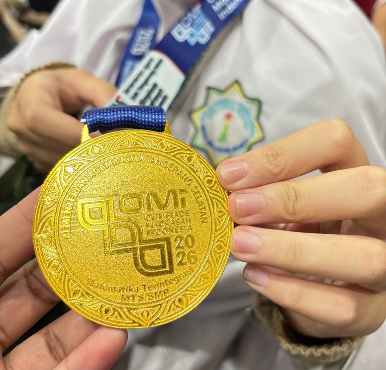 Siswi SMPIT Mitra Cendekia Indonesia Juara 1 OMI Matematika 2026